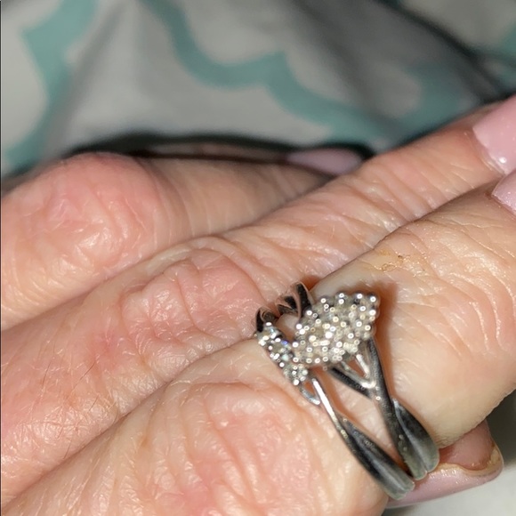 10 karat gold and diamond ring - Picture 8 of 8